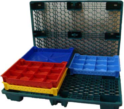 Nestable pallet with slots for berry trays